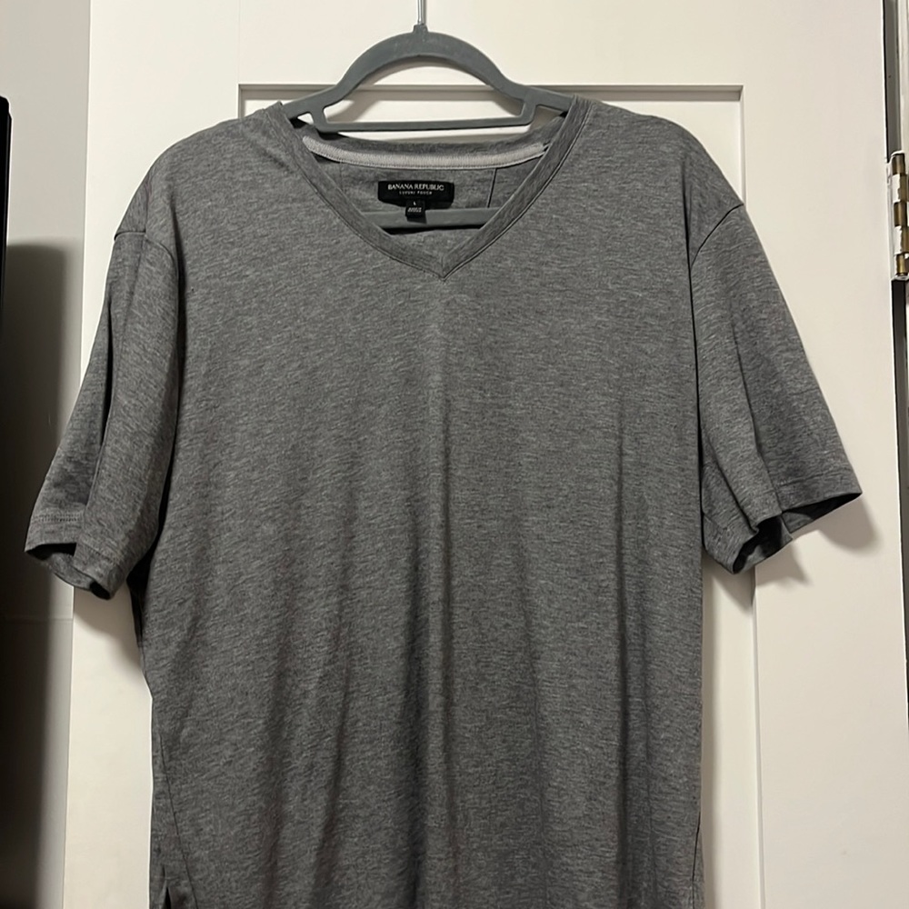 BANANA REPUBLIC luxury touch vneck - large